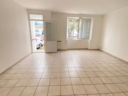 location t2 46m2 centre ville mauzé sur le mignon