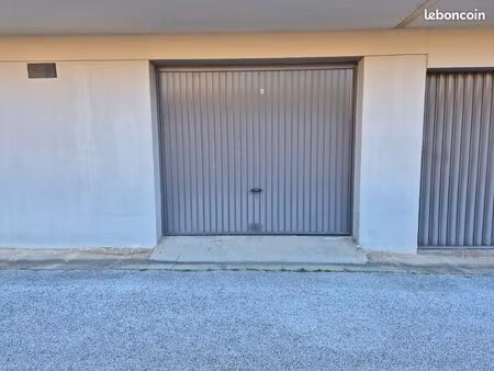 grand garage fermé et sécurisé