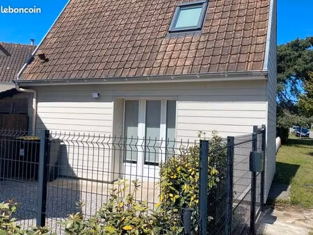 petite maison avec terrasse et jardin