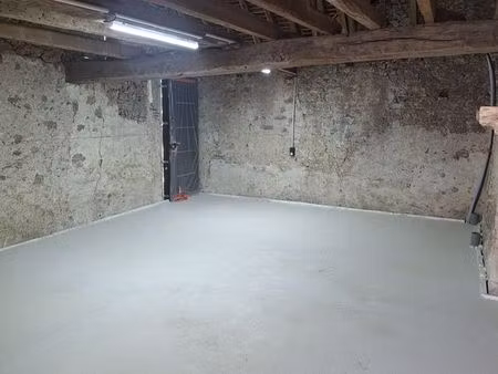 garage ou espace de stockage dans grange