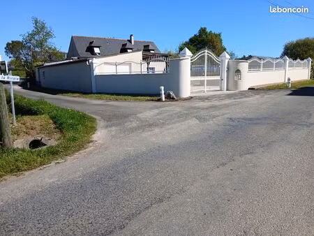 maison ancienne   terrain cloturé totalement