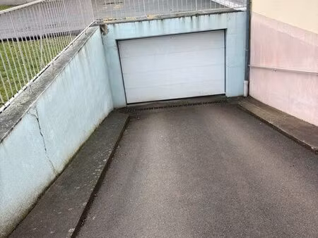 loue garage fermer en sous-sol