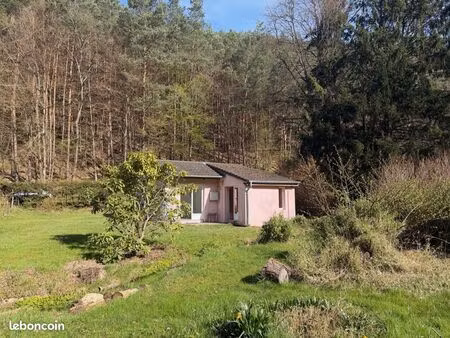 opportunité maisonnette de vacances sur très beau terrain avec ruisseau  lisière de forêt