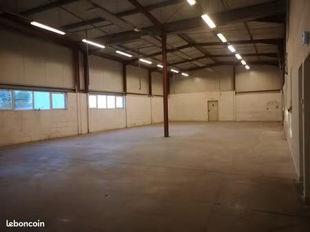 grand entrepôt /atelier et des bureaux pour 414 m2 -grenade 31330 – zone artisanale proxim