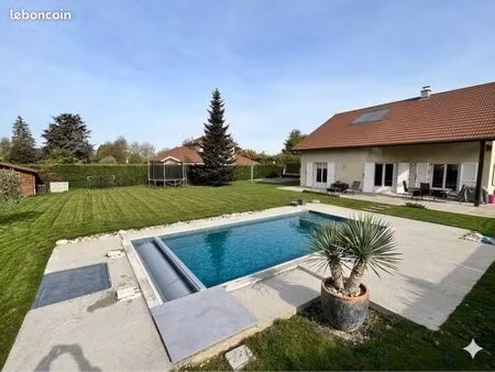 à saisir : maison au calme avec piscine et 1000m2 de terrain