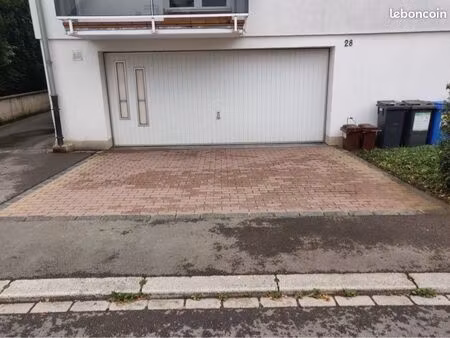 à louer  garage double d’environ 30 m² situé au 28  rue des cheminots  bettembourg