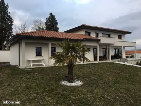 maison moderne sur les hauteurs de saint-galmier