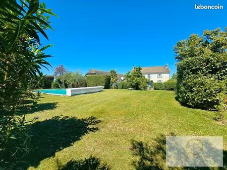 grande demeure  dépendances  piscine