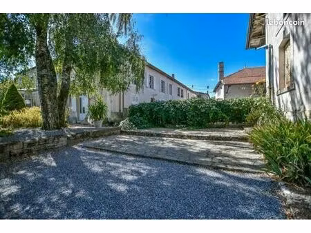 grand maison aux beaux volumes (400m2)