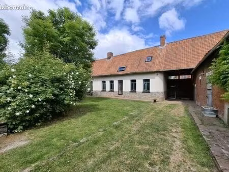 ferme artesienne au carré - pas de calais rurale - batiments en brique rouge