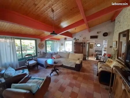 deux maisons mitoyennes avec grand terrain et piscine