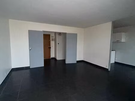 t3 bis lumineux de 70 m² + balcon + cave – libre - ravalement payé