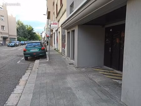 investissement locatif idéal : place dans garage sécurisé