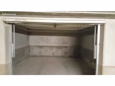 grand garage en sous-sol 23m²