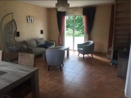 maison à louer 3 chambres et un bureau