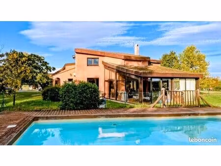 maison architecte 8 pièces. 250m². garage 50 m². jardin 2700m². piscine