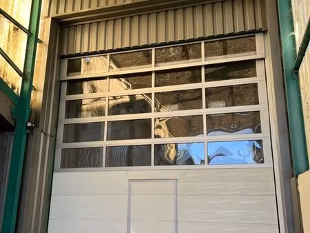 a loue local dépôt 350m2 avec une hauteur de 6m2 avec cour commune et clôturer excellent p