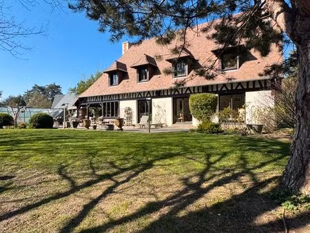 propriété d'exception édifiée dans un cadre idyllique et verdoyant