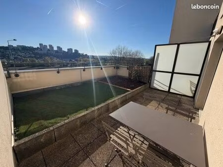 studio rénové et meublé 29m2 + terrasse de 28m2 proximité hôpital nord/musée d art moderne