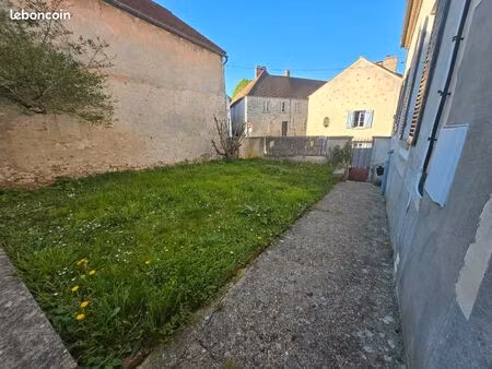 maison avec jardin et stationnement