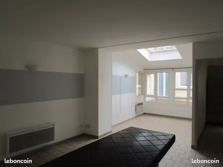 f2 sur cour  centre ville / calme