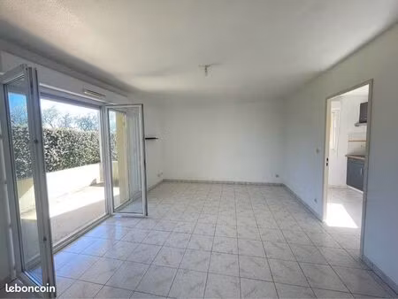 t3 lumineux avec terrasse + 2 places de parking – niort (les brizeaux)