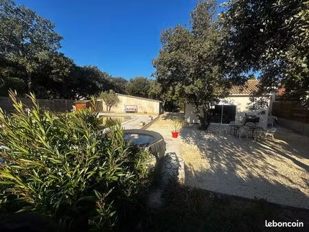 villa avec piscine et dépendances