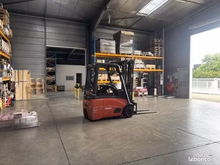 local d'activité 900 m²