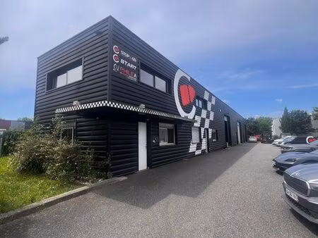 local d’activité 500 m² – showroom + bureaux – visibilité