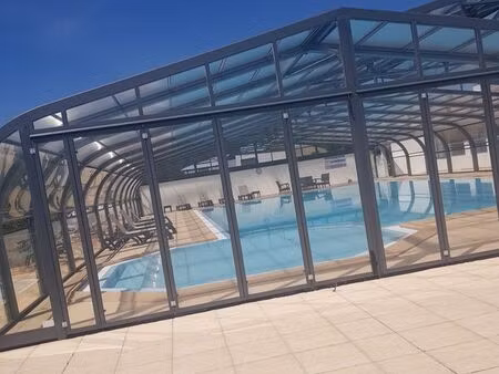 cottage avec jardin  mer à pieds  piscine chauffée couverte  3 chambres