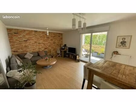 t3 récent avec balcon  vue dégagée et box fermé