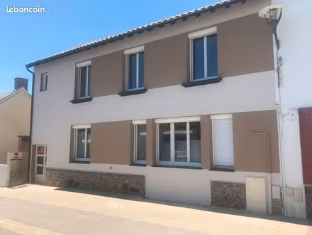 immeuble locatif rénové – 3 appartements – centre rue piétonne jard-sur-mer – 23 280 de lo