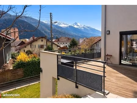maison centre-ville avec terrasse vue montagnes + espace indépendant