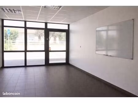 salle de formation / bureaux + espace modulable — 71 m² · montaigu-rocheservière (85)