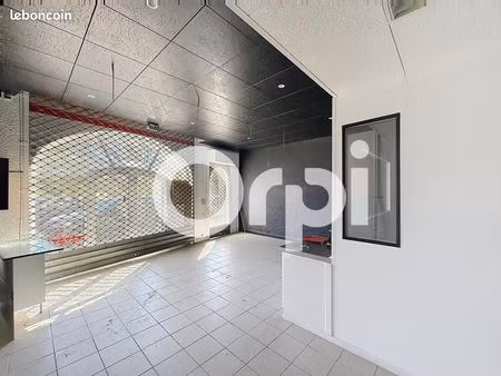 local commercial 330 m²