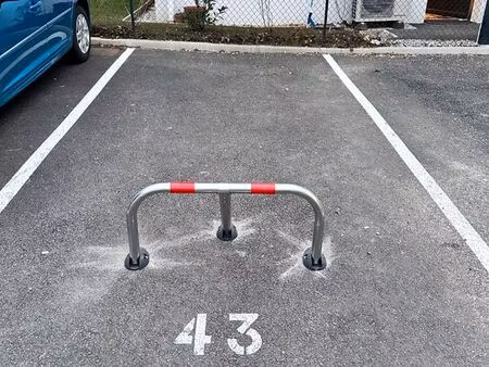 une place de parking privé etrembiere