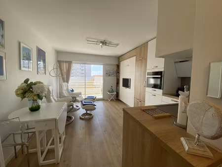 studio avec balcon  cave et garage hyper-centre des sables d