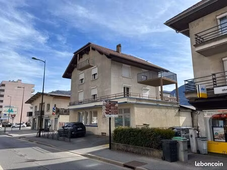 immeuble 3 logements + 1 commerce au centre de cluses