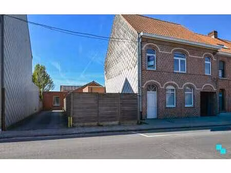 riante halfopen woning met garage