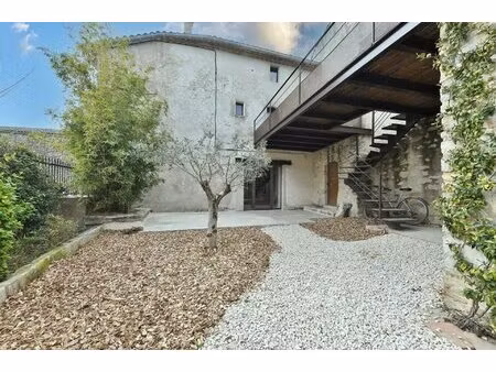 le charme d'une maison de village en pierre avec jardinet et terrasses à 20 minutes d'uzès