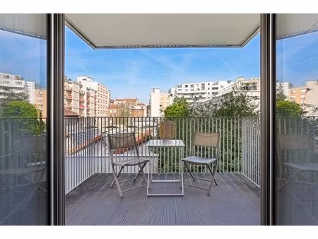 grand studio lumineux avec balcon  au calme  sur jardin