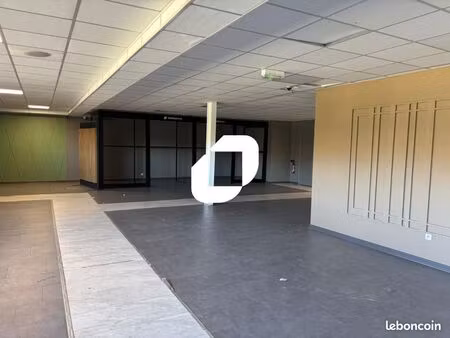 local commercial 900 m²