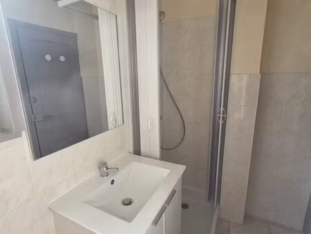 loue studio 30m² idéalement situé en centre-ville de millau