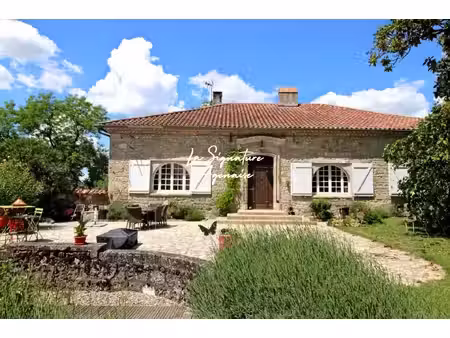 maison en pierre de plain-pied de275 m²  6 chambres  piscine  4