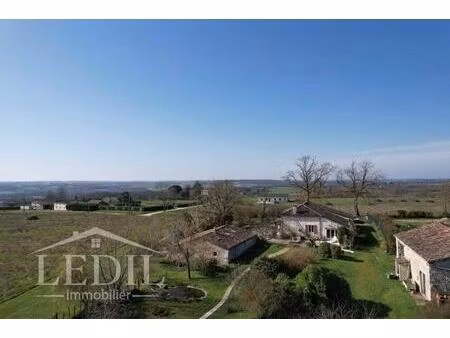 maison en pierres de plain pied avec grange et maison d'amis