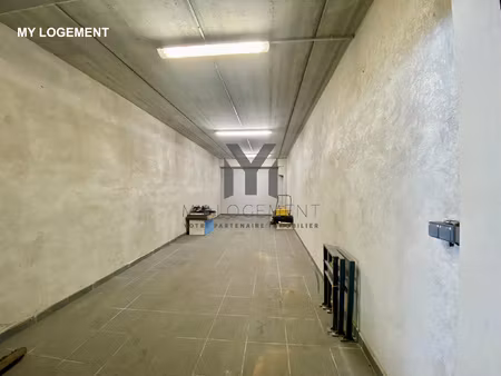 loue un ou deux grands garages au choix