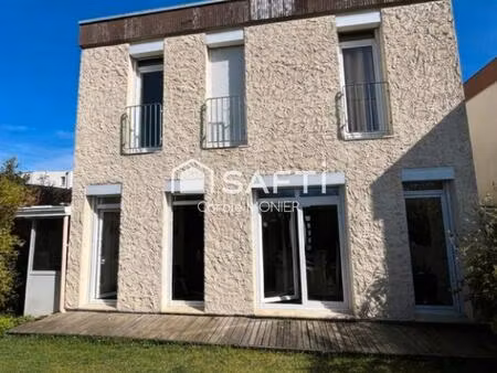 maison lumineuse avec 3 chambres et extérieur  proche des commodités.