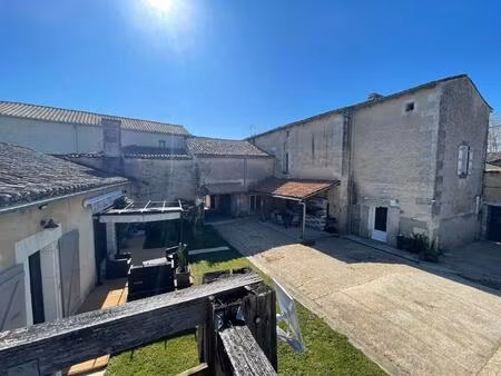 ensemble immobilier avec deux logements indépendants  gîte  dépendances et piscine