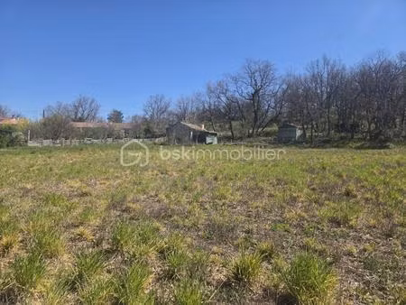 terrain constructible non viabilisé à aménager avec cabanon en pierre