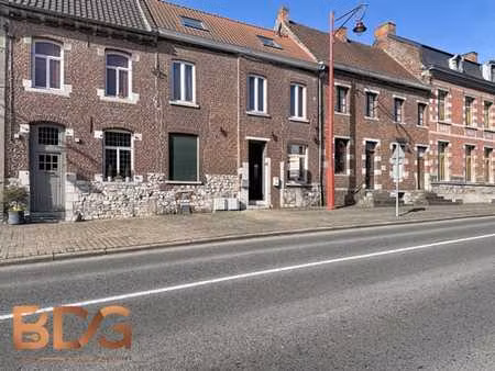 bureau en bon état sur un axe à forte fréquentation